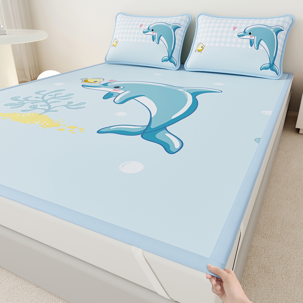 91家纺网 家纺一手货源 找家纺 家品罗兰 2026A类数码印花大版卡通冰丝凉席双人席可机洗学生宿舍空调软席三件套三明治网底 海豚奇遇