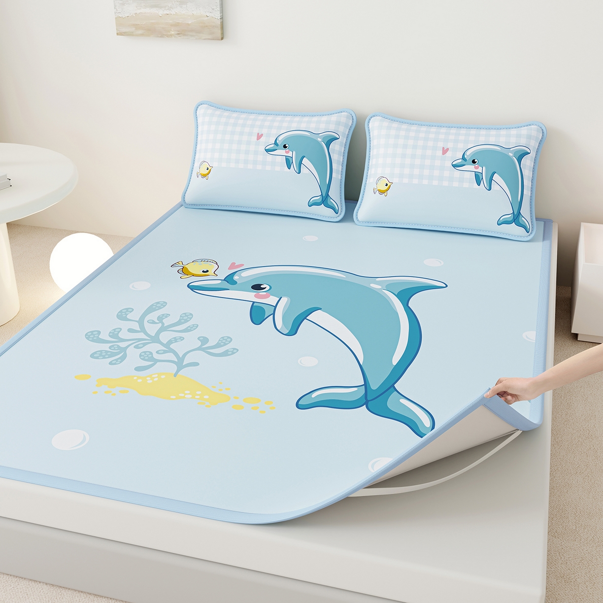 91家纺网 家纺一手货源 找家纺 家品罗兰 2026A类数码印花大版卡通冰丝凉席双人席可机洗学生宿舍空调软席三件套三明治网底 海豚奇遇