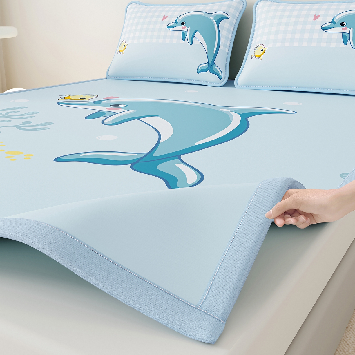 91家纺网 家纺一手货源 找家纺 家品罗兰 2026A类数码印花大版卡通冰丝凉席双人席可机洗学生宿舍空调软席三件套三明治网底 海豚奇遇