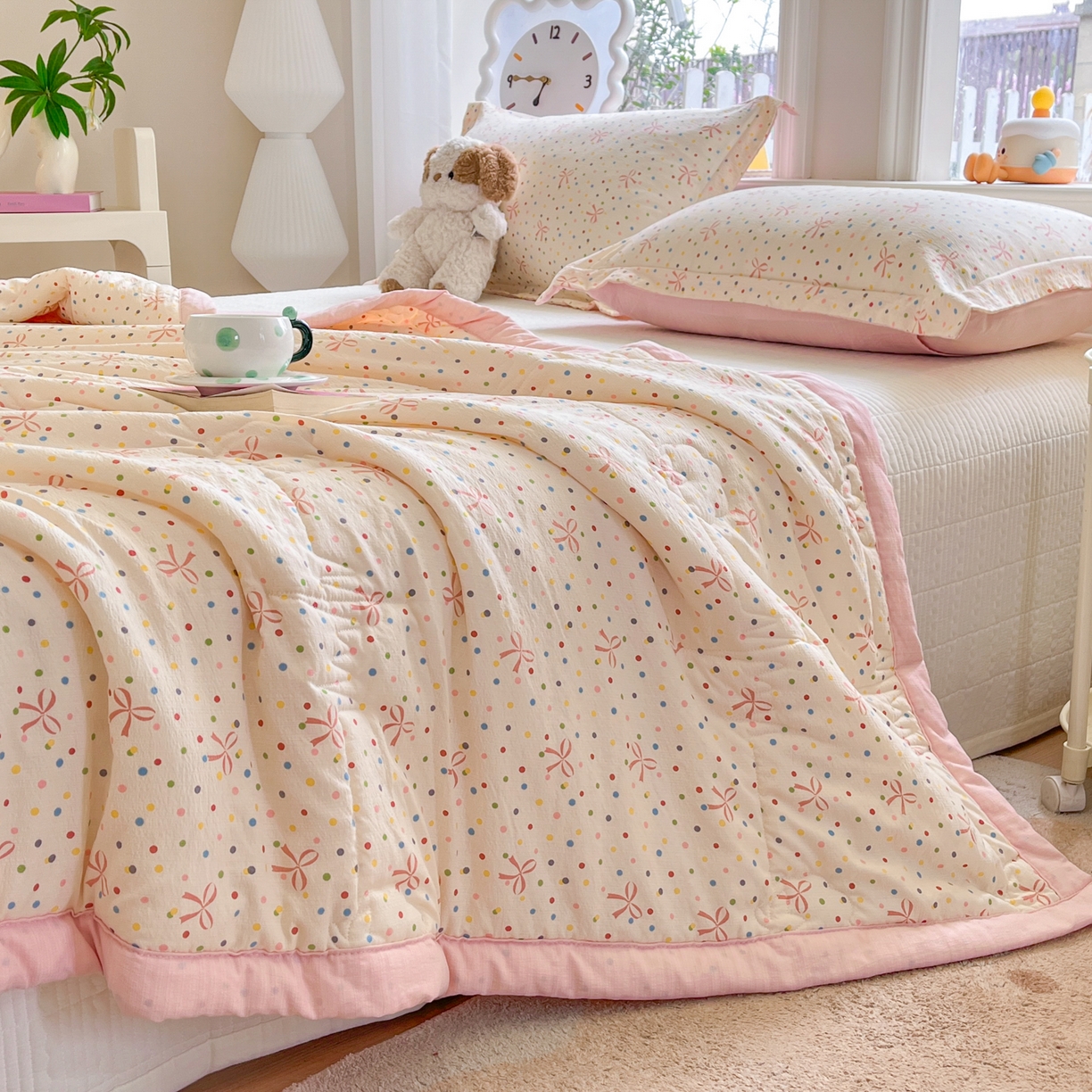 91家纺网 家纺一手货源 找家纺 优承佳生活馆 2026新款云感双层纱卡通小清新风格棉花夏被（提供买家秀） 蝴蝶结波点