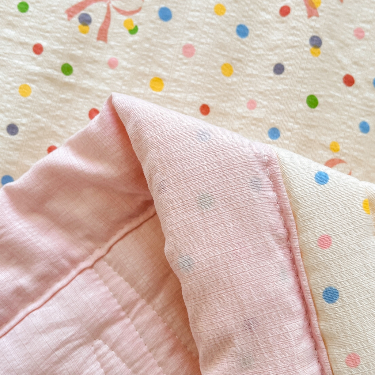 91家纺网 家纺一手货源 找家纺 优承佳生活馆 2026新款云感双层纱卡通小清新风格棉花夏被（提供买家秀） 蝴蝶结波点