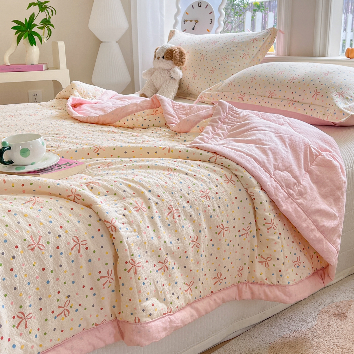 91家纺网 家纺一手货源 找家纺 优承佳生活馆 2026新款云感双层纱卡通小清新风格棉花夏被（提供买家秀） 蝴蝶结波点