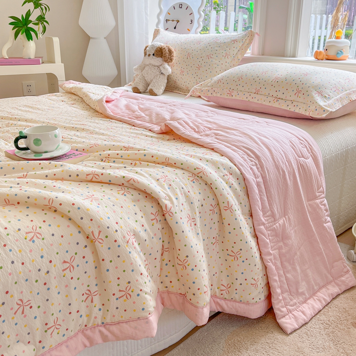 91家纺网 家纺一手货源 找家纺 优承佳生活馆 2026新款云感双层纱卡通小清新风格棉花夏被（提供买家秀） 蝴蝶结波点