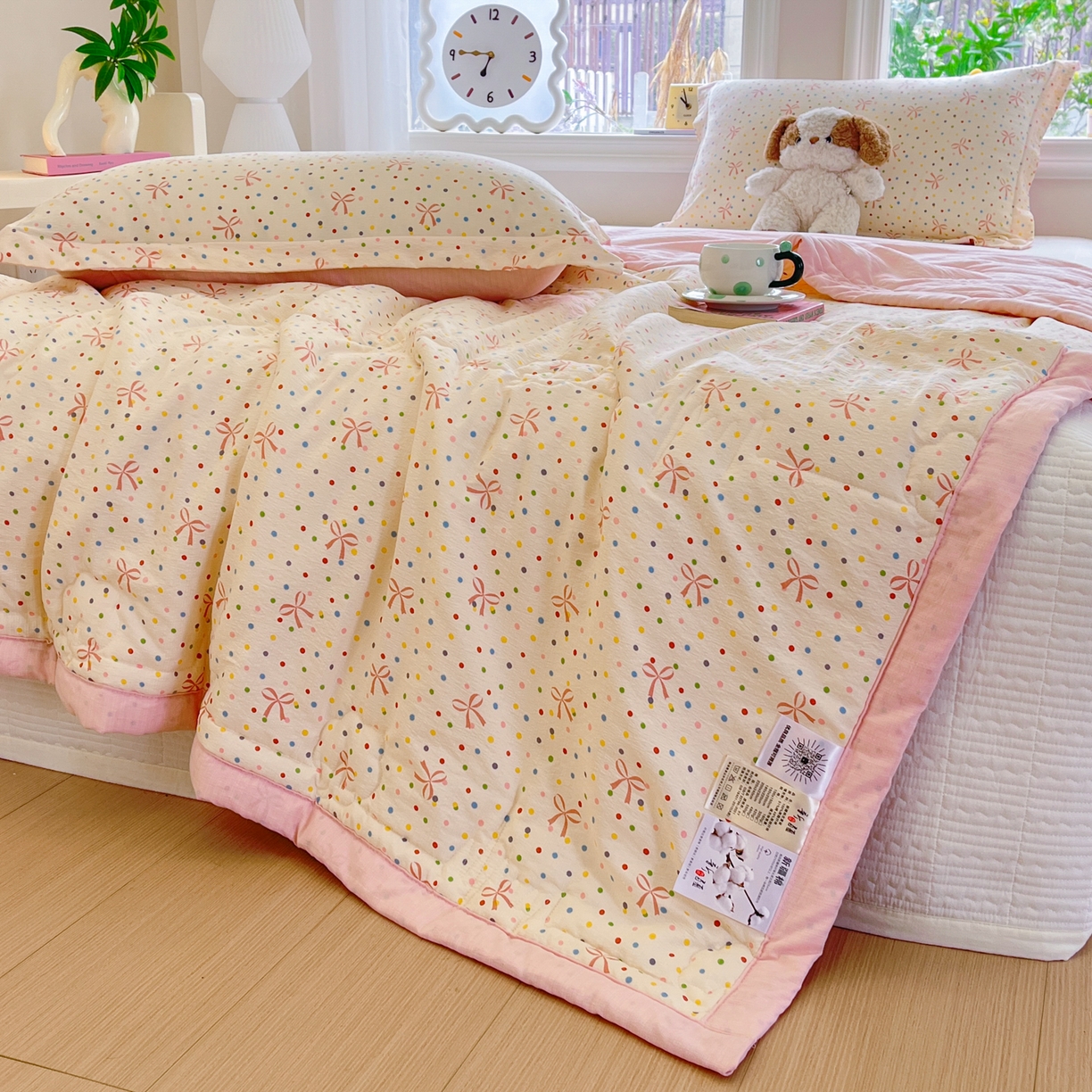 91家纺网 家纺一手货源 找家纺 优承佳生活馆 2026新款云感双层纱卡通小清新风格棉花夏被（提供买家秀） 蝴蝶结波点