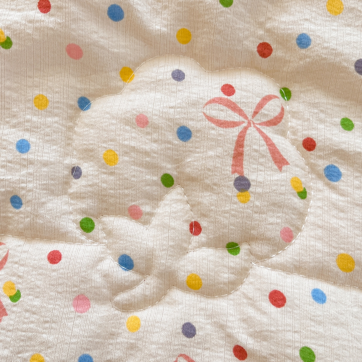 91家纺网 家纺一手货源 找家纺 优承佳生活馆 2026新款云感双层纱卡通小清新风格棉花夏被（提供买家秀） 蝴蝶结波点