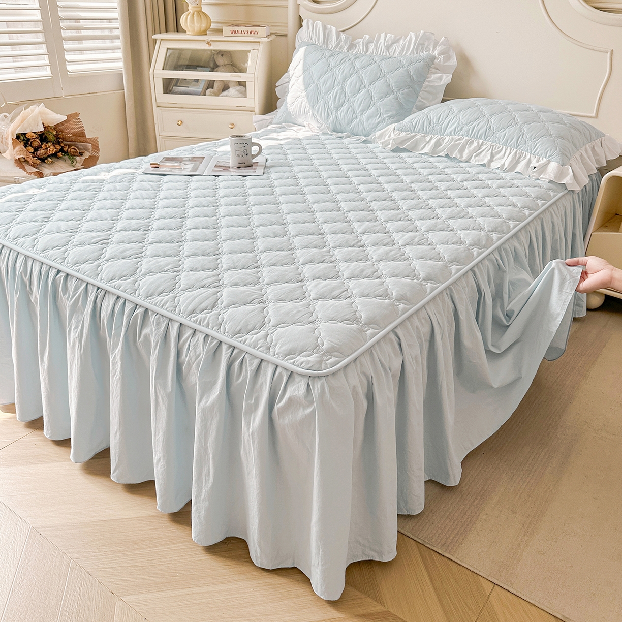 91家纺网 家纺一手货源 找家纺 佳笠家居 2026春夏新款A类韩版全棉水洗棉新疆棉花少女风床裙单件床裙单品单床裙-床拍图 床裙款-晴空蓝