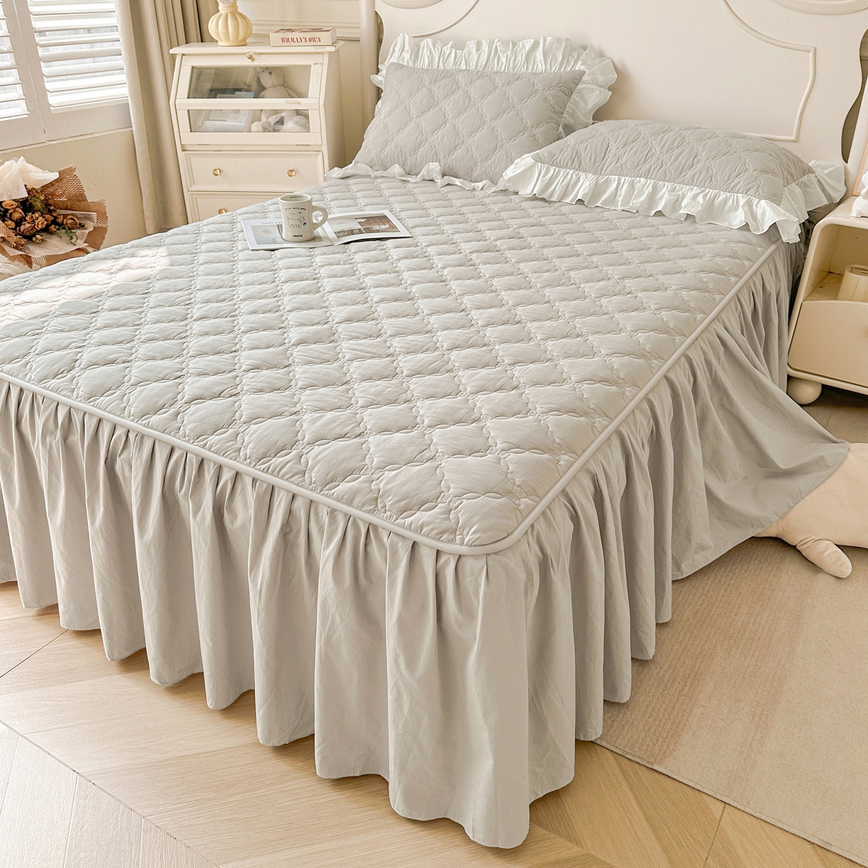 91家纺网 家纺一手货源 找家纺 佳笠家居 2026春夏新款A类韩版全棉水洗棉新疆棉花少女风床裙单件床裙单品单床裙-床拍图 床裙款-枫舞灰