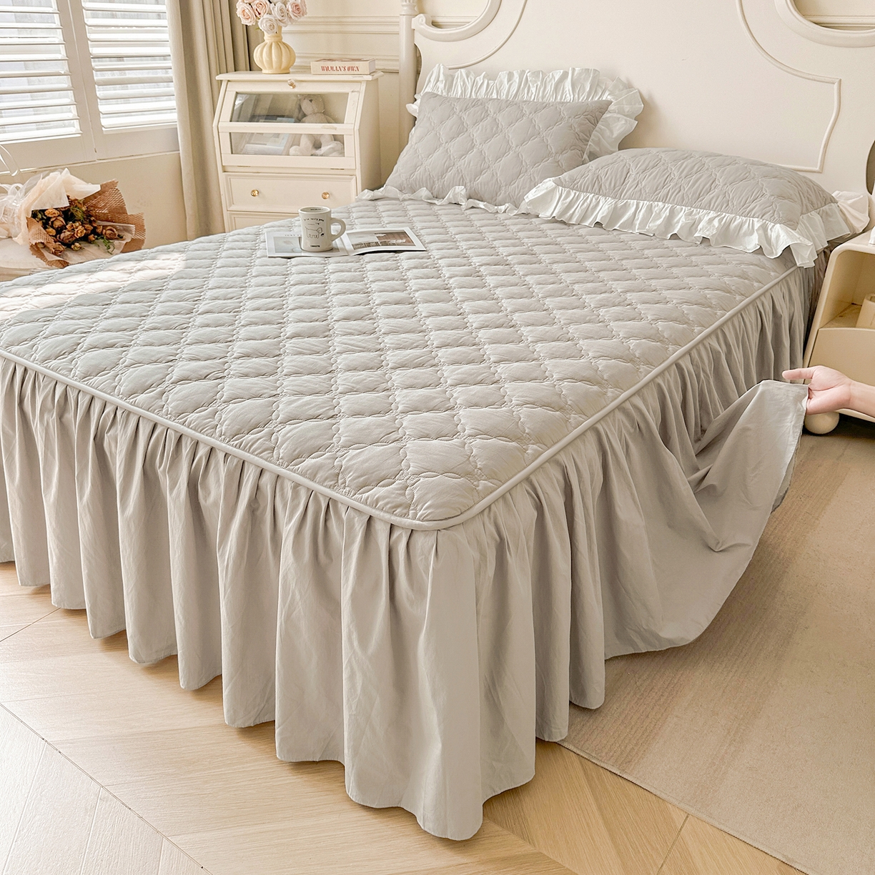 91家纺网 家纺一手货源 找家纺 佳笠家居 2026春夏新款A类韩版全棉水洗棉新疆棉花少女风床裙单件床裙单品单床裙-床拍图 床裙款-枫舞灰