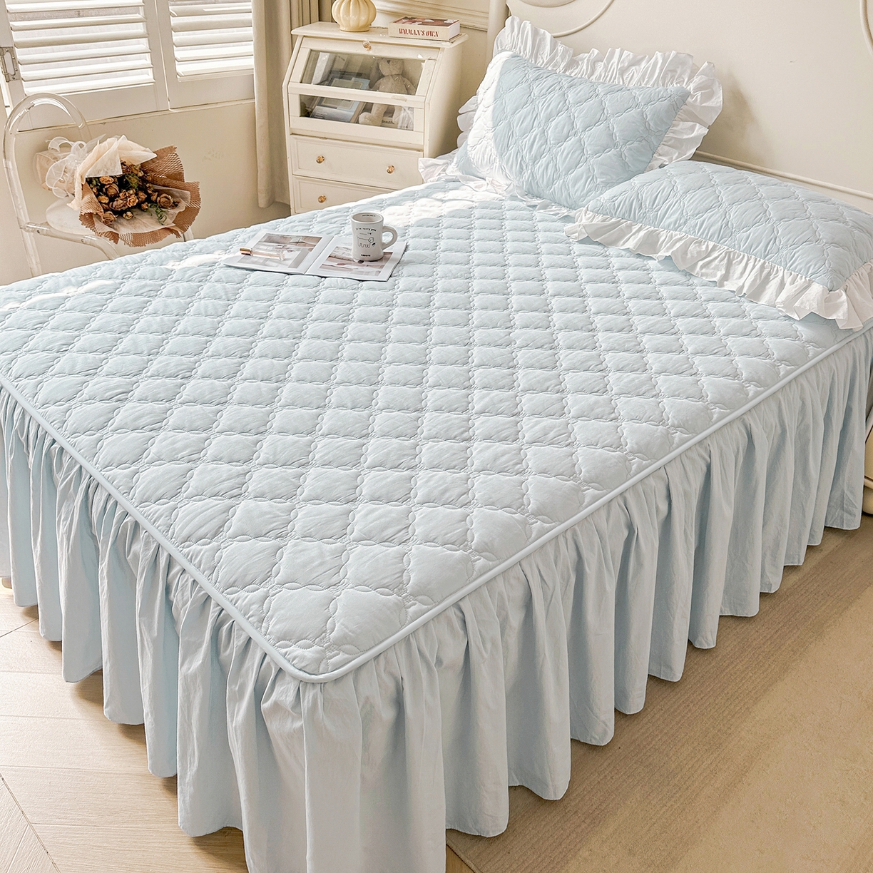 91家纺网 家纺一手货源 找家纺 佳笠家居 2026春夏新款A类韩版全棉水洗棉新疆棉花少女风床裙单件床裙单品单床裙-床拍图 床裙款-晴空蓝