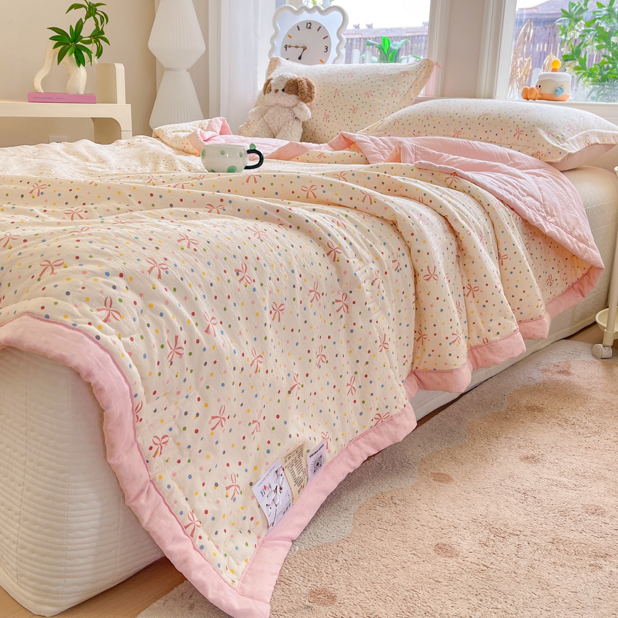 91家纺网 家纺一手货源 找家纺 优承佳生活馆 2026新款云感双层纱卡通小清新风格棉花夏被（提供买家秀） 蝴蝶结波点