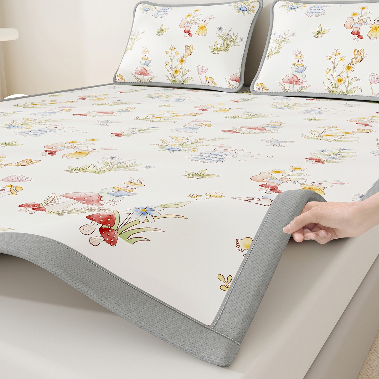 91家纺网 家纺一手货源 找家纺 家品罗兰 2026A类数码印花大版卡通冰丝凉席双人席可机洗学生宿舍空调软席三件套三明治网底 精灵小兔