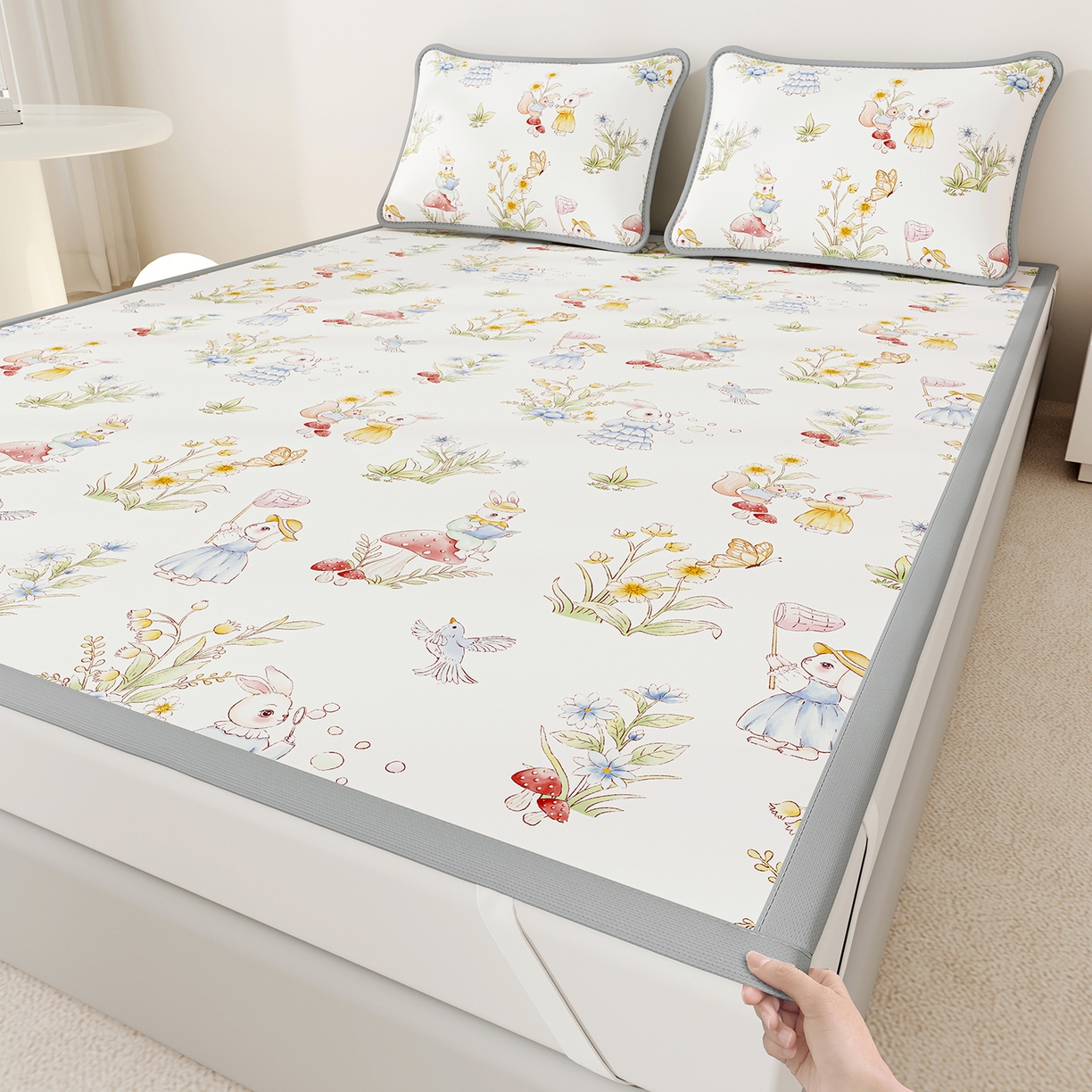 91家纺网 家纺一手货源 找家纺 家品罗兰 2026A类数码印花大版卡通冰丝凉席双人席可机洗学生宿舍空调软席三件套三明治网底 精灵小兔