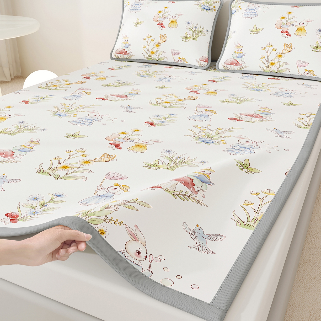 91家纺网 家纺一手货源 找家纺 家品罗兰 2026A类数码印花大版卡通冰丝凉席双人席可机洗学生宿舍空调软席三件套三明治网底 精灵小兔