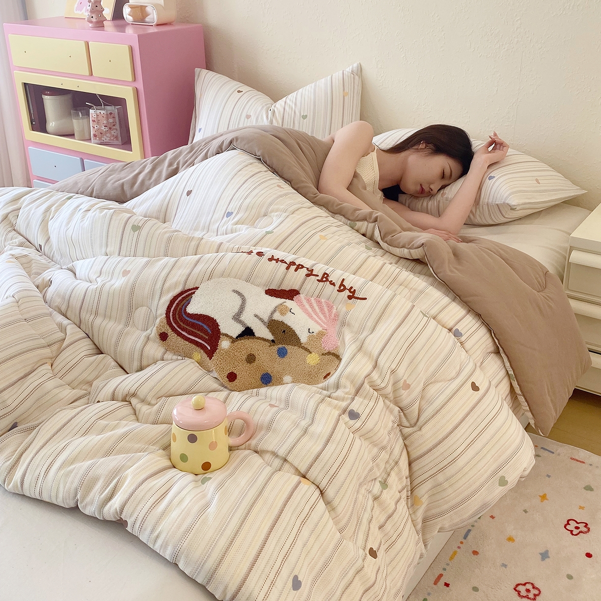 91家纺网 家纺一手货源 找家纺 （总）莱宁被业 2026新款原创设计 全棉A类双层纱毛巾绣大豆卡通儿童夏被春秋被冬被可水洗一体懒人被