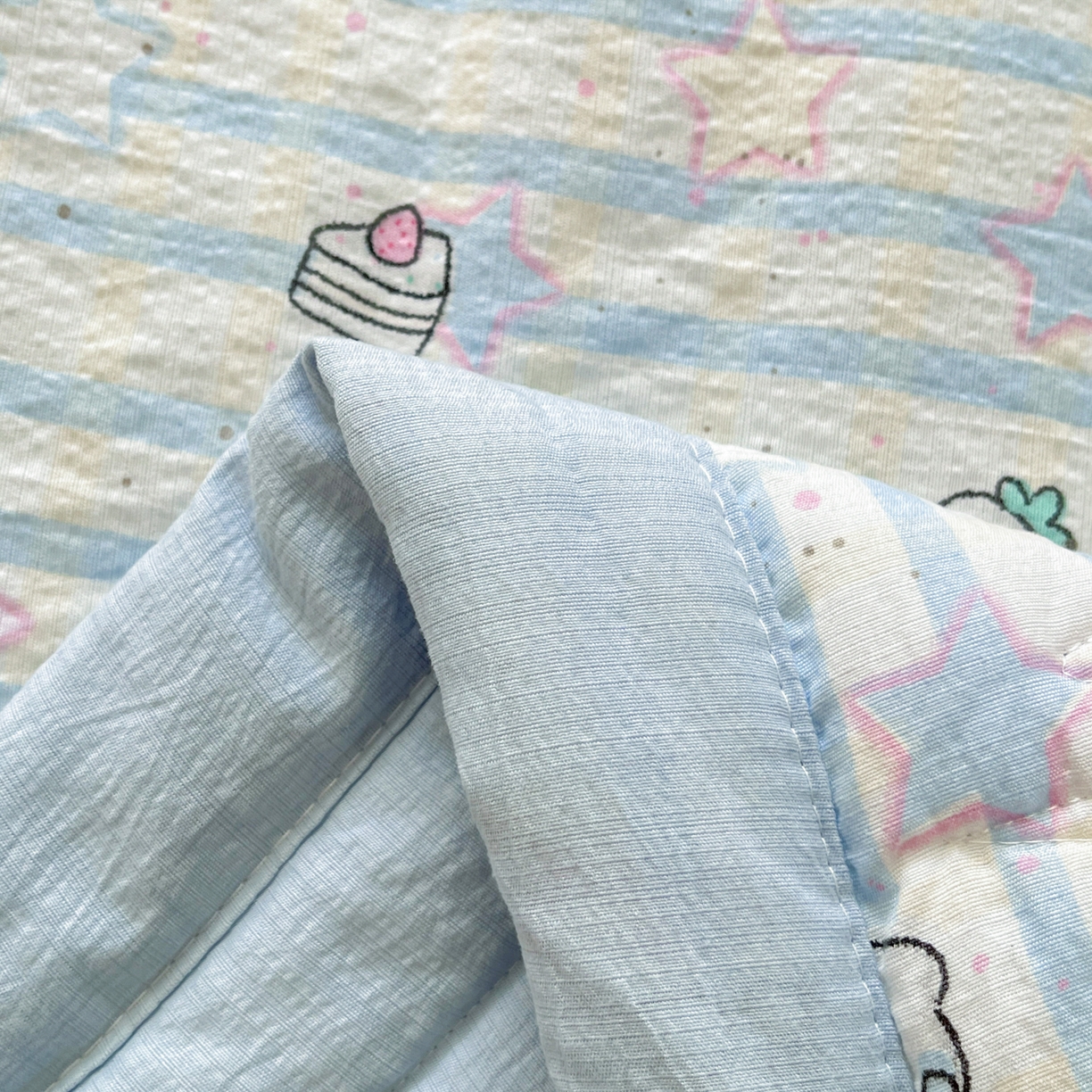 91家纺网 家纺一手货源 找家纺 优承佳生活馆 2026新款云感双层纱卡通小清新风格棉花夏被（提供买家秀） 梦幻猫咪世界