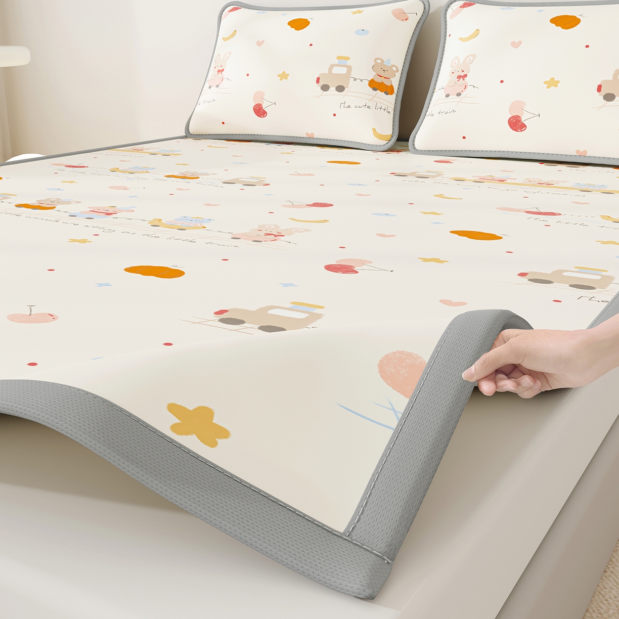 91家纺网 家纺一手货源 找家纺 家品罗兰 2026A类数码印花大版卡通冰丝凉席双人席可机洗学生宿舍空调软席三件套三明治网底 萌宝小火车