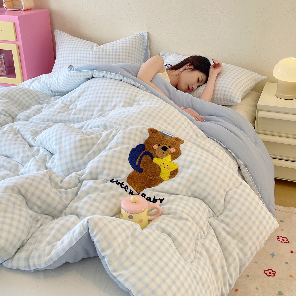 91家纺网 家纺一手货源 找家纺 （总）莱宁被业 2026新款原创设计 全棉A类双层纱毛巾绣大豆卡通儿童夏被春秋被冬被可水洗一体懒人被