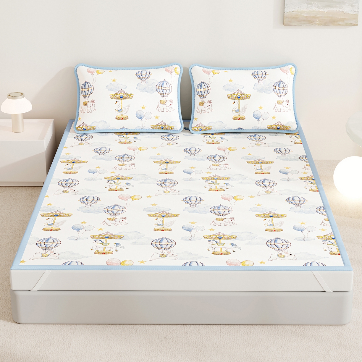 91家纺网 家纺一手货源 找家纺 家品罗兰 2026A类数码印花大版卡通冰丝凉席双人席可机洗学生宿舍空调软席三件套三明治网底 萌象木马