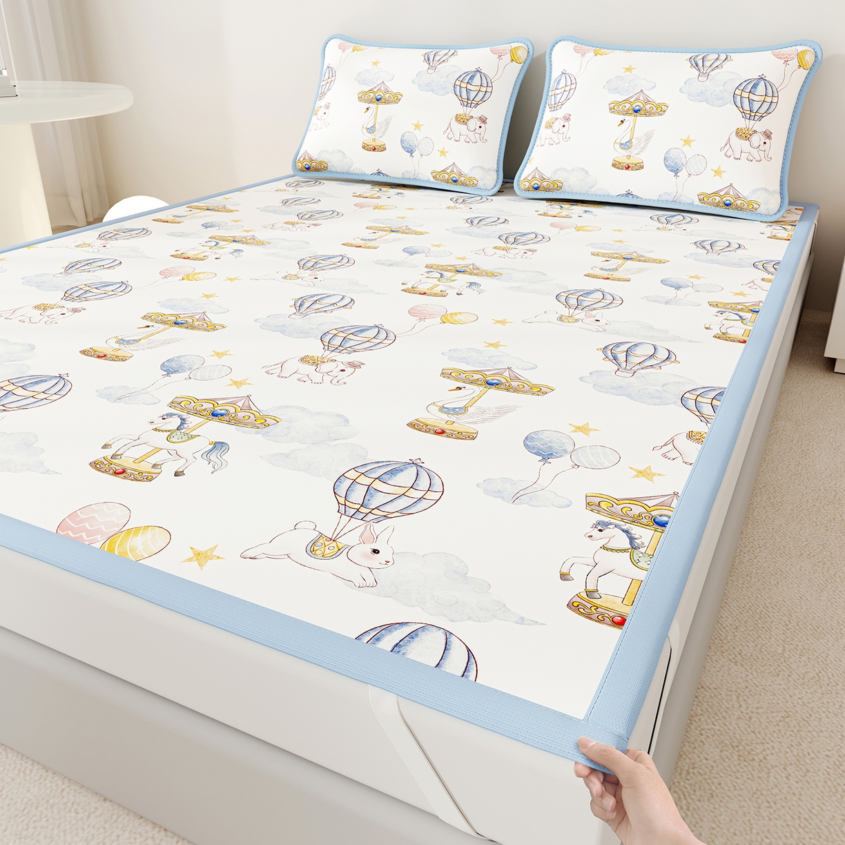 91家纺网 家纺一手货源 找家纺 家品罗兰 2026A类数码印花大版卡通冰丝凉席双人席可机洗学生宿舍空调软席三件套三明治网底 萌象木马