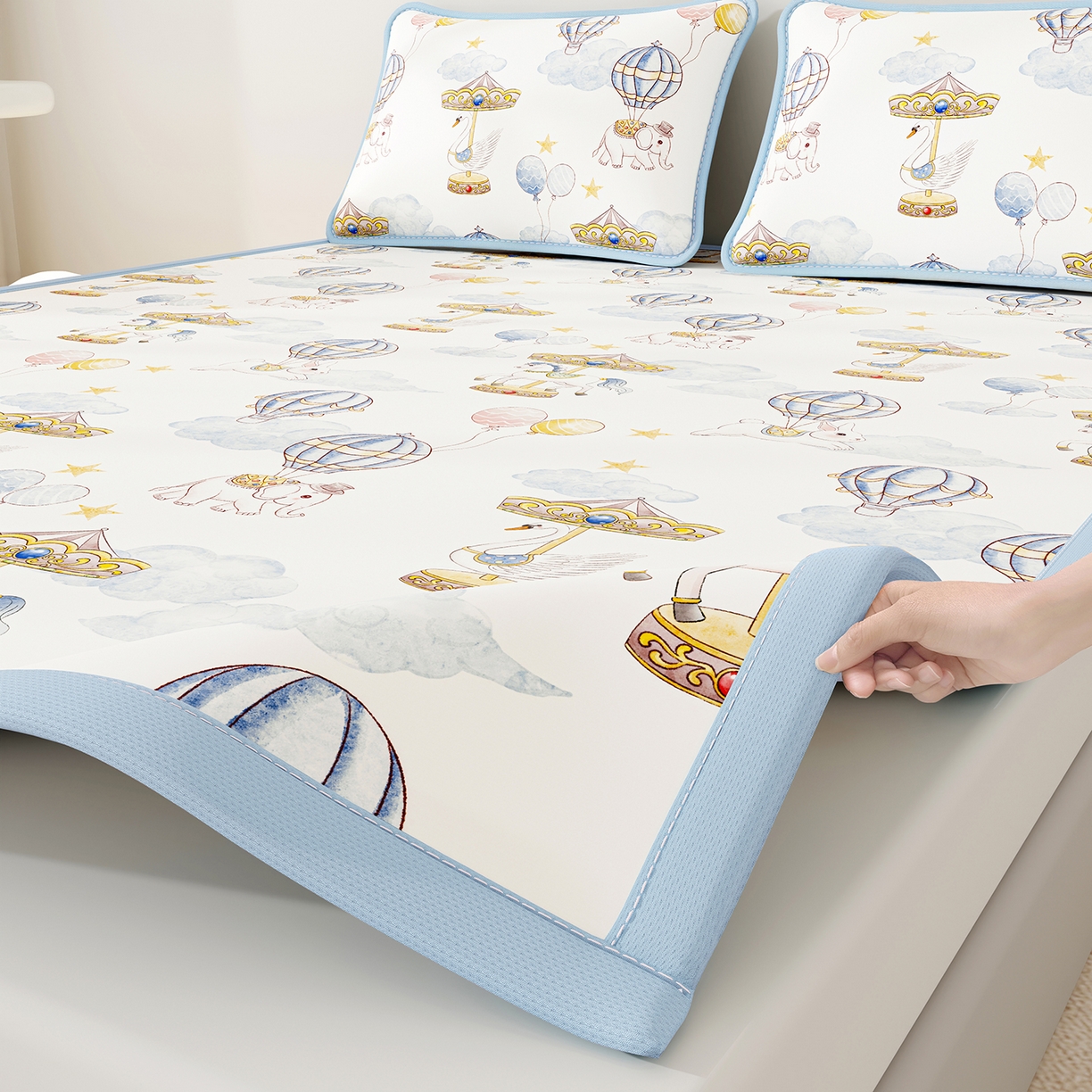 91家纺网 家纺一手货源 找家纺 家品罗兰 2026A类数码印花大版卡通冰丝凉席双人席可机洗学生宿舍空调软席三件套三明治网底 萌象木马