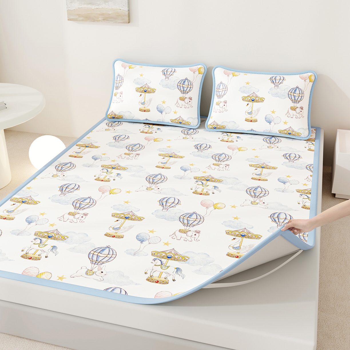 91家纺网 家纺一手货源 找家纺 家品罗兰 2026A类数码印花大版卡通冰丝凉席双人席可机洗学生宿舍空调软席三件套三明治网底 萌象木马