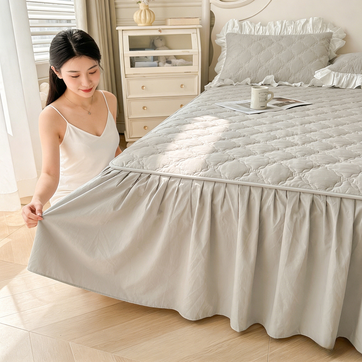 91家纺网 家纺一手货源 找家纺 佳笠家居 2026春夏新款A类韩版全棉水洗棉新疆棉花少女风床裙单件床裙单品单床裙-模特图 床裙款-枫舞灰