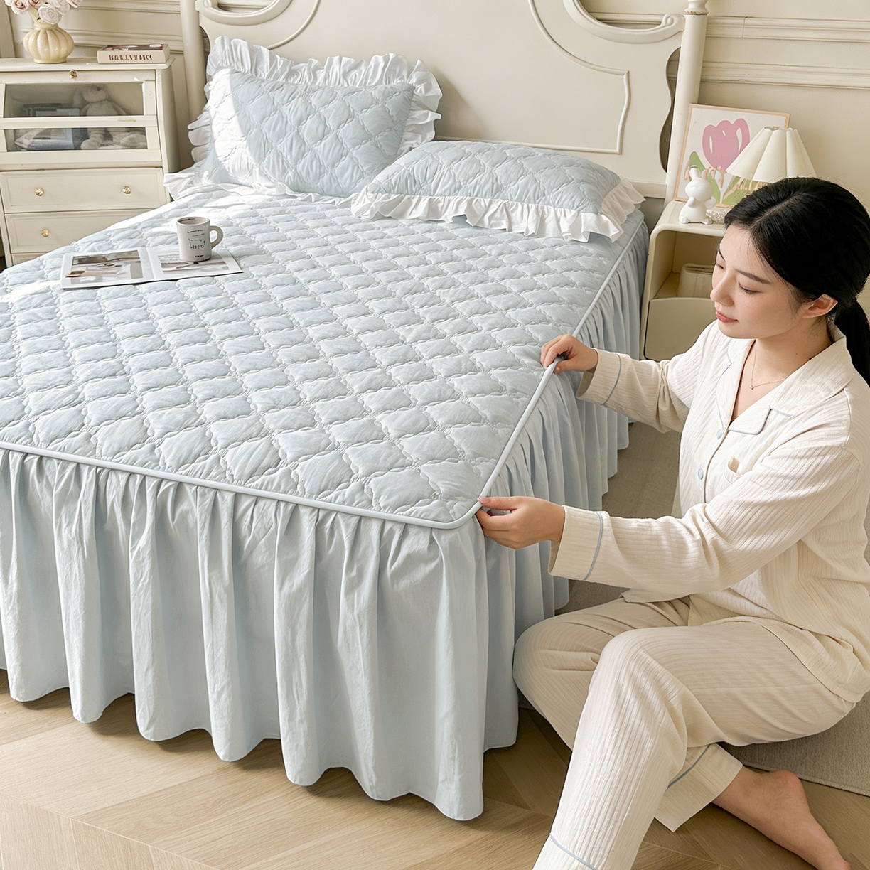 91家纺网 家纺一手货源 找家纺 佳笠家居 2026春夏新款A类韩版全棉水洗棉新疆棉花少女风床裙单件床裙单品单床裙-模特图 床裙款-晴空蓝