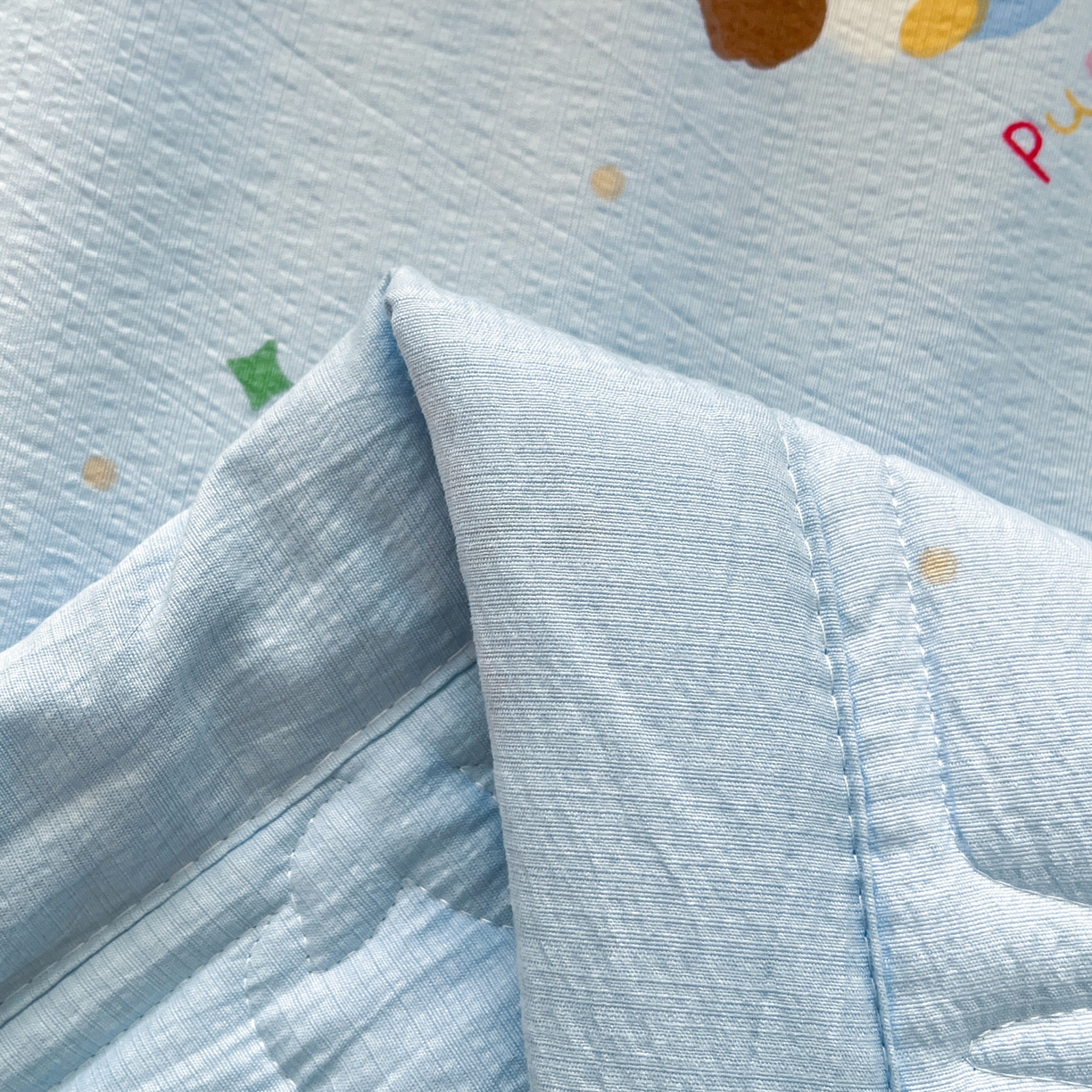 91家纺网 家纺一手货源 找家纺 优承佳生活馆 2026新款云感双层纱卡通小清新风格棉花夏被（提供买家秀） 面具舞会