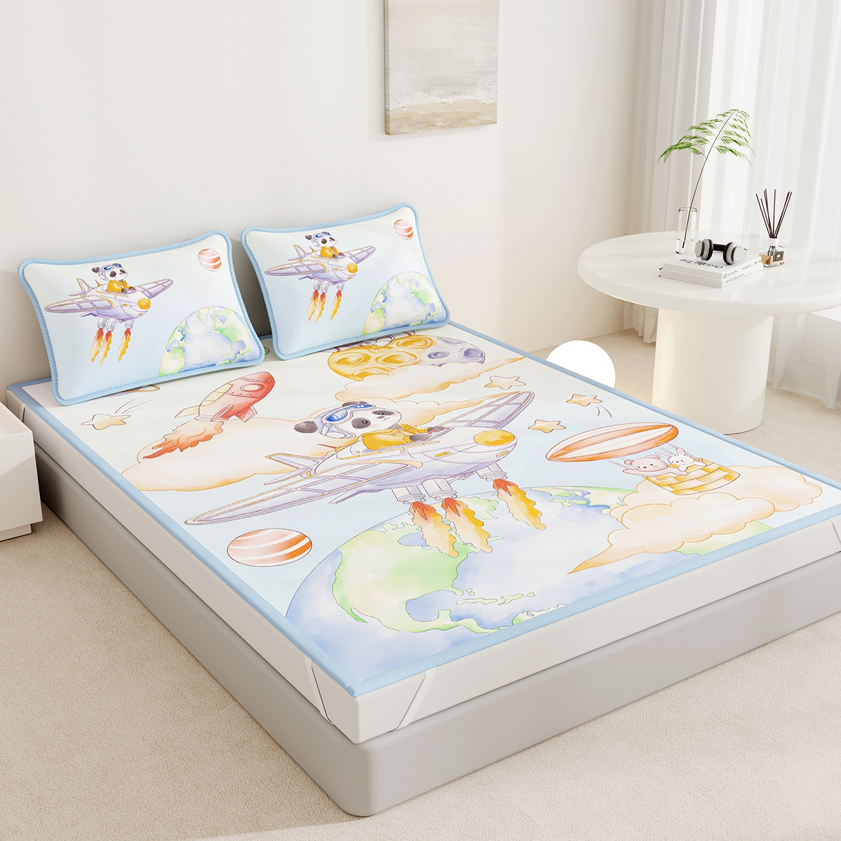 91家纺网 家纺一手货源 找家纺 家品罗兰 2026A类数码印花大版卡通冰丝凉席双人席可机洗学生宿舍空调软席三件套三明治网底 星际漫游