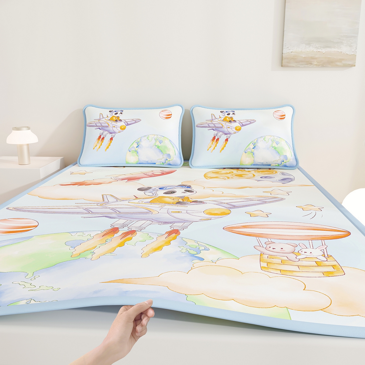 91家纺网 家纺一手货源 找家纺 家品罗兰 2026A类数码印花大版卡通冰丝凉席双人席可机洗学生宿舍空调软席三件套三明治网底 星际漫游