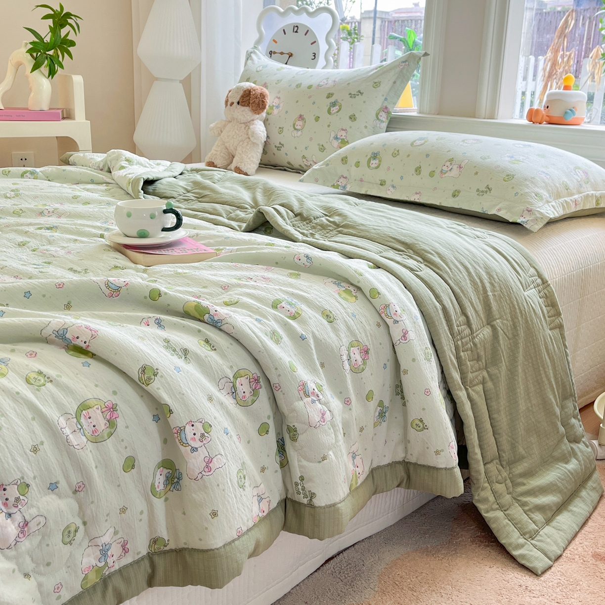 91家纺网 家纺一手货源 找家纺 优承佳生活馆 2026新款云感双层纱卡通小清新风格棉花夏被（提供买家秀） 青苹果猫咪