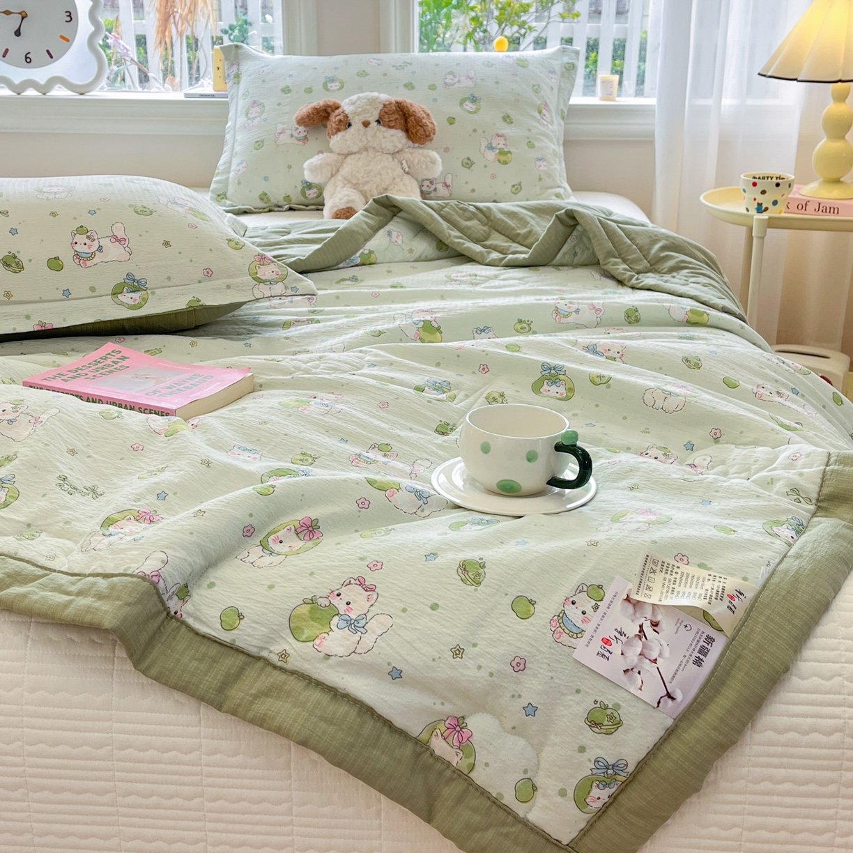 91家纺网 家纺一手货源 找家纺 优承佳生活馆 2026新款云感双层纱卡通小清新风格棉花夏被（提供买家秀） 青苹果猫咪