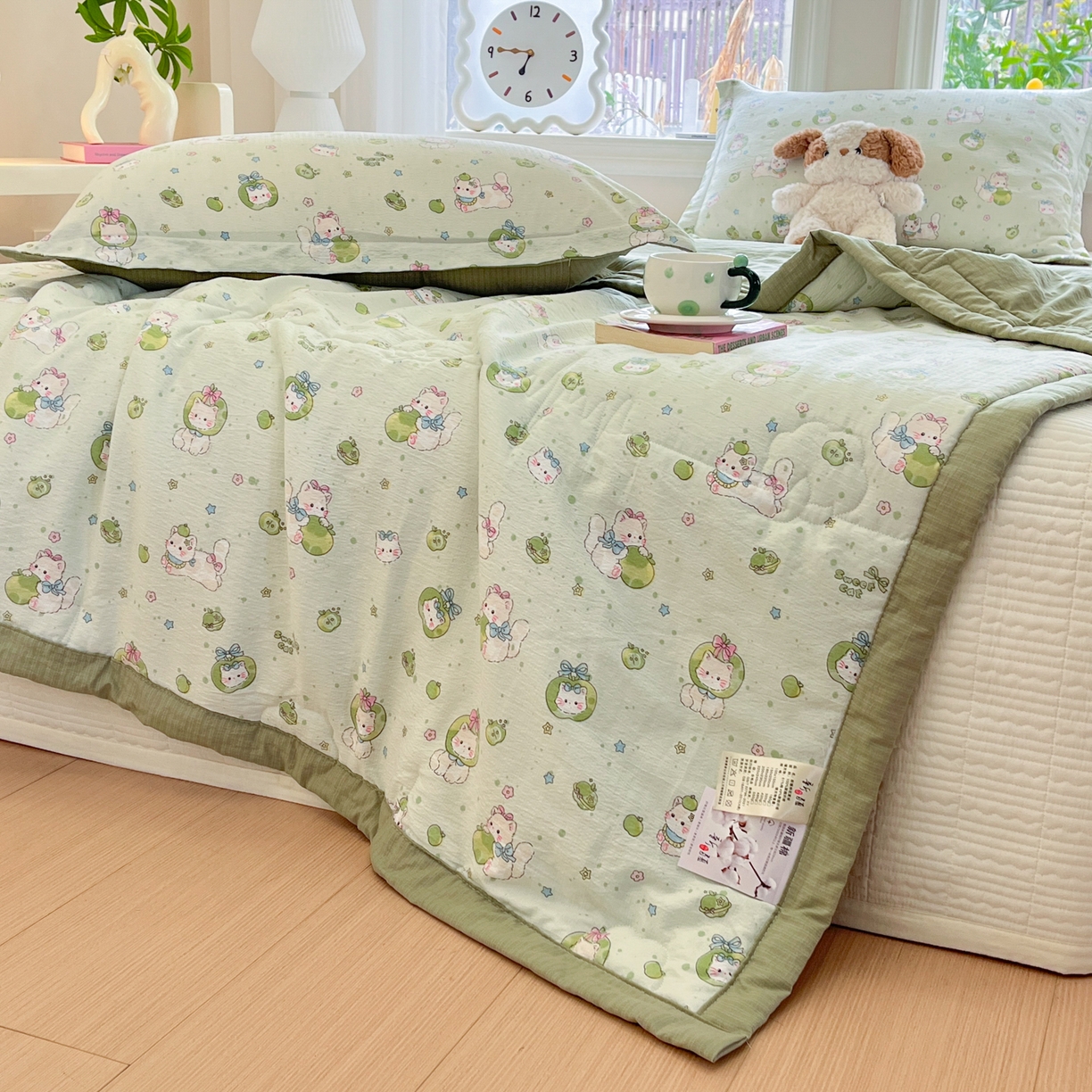 91家纺网 家纺一手货源 找家纺 优承佳生活馆 2026新款云感双层纱卡通小清新风格棉花夏被（提供买家秀） 青苹果猫咪