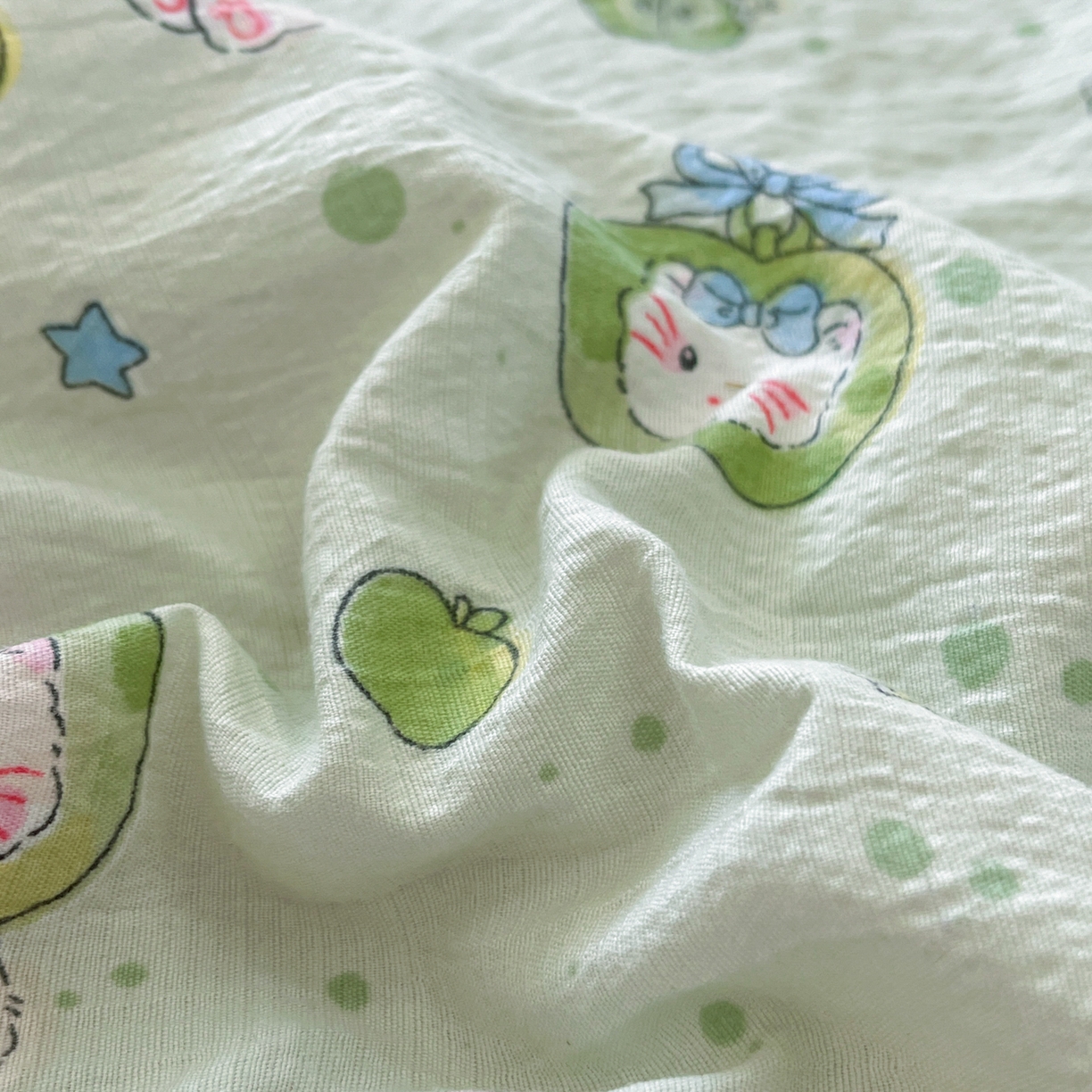 91家纺网 家纺一手货源 找家纺 优承佳生活馆 2026新款云感双层纱卡通小清新风格棉花夏被（提供买家秀） 青苹果猫咪