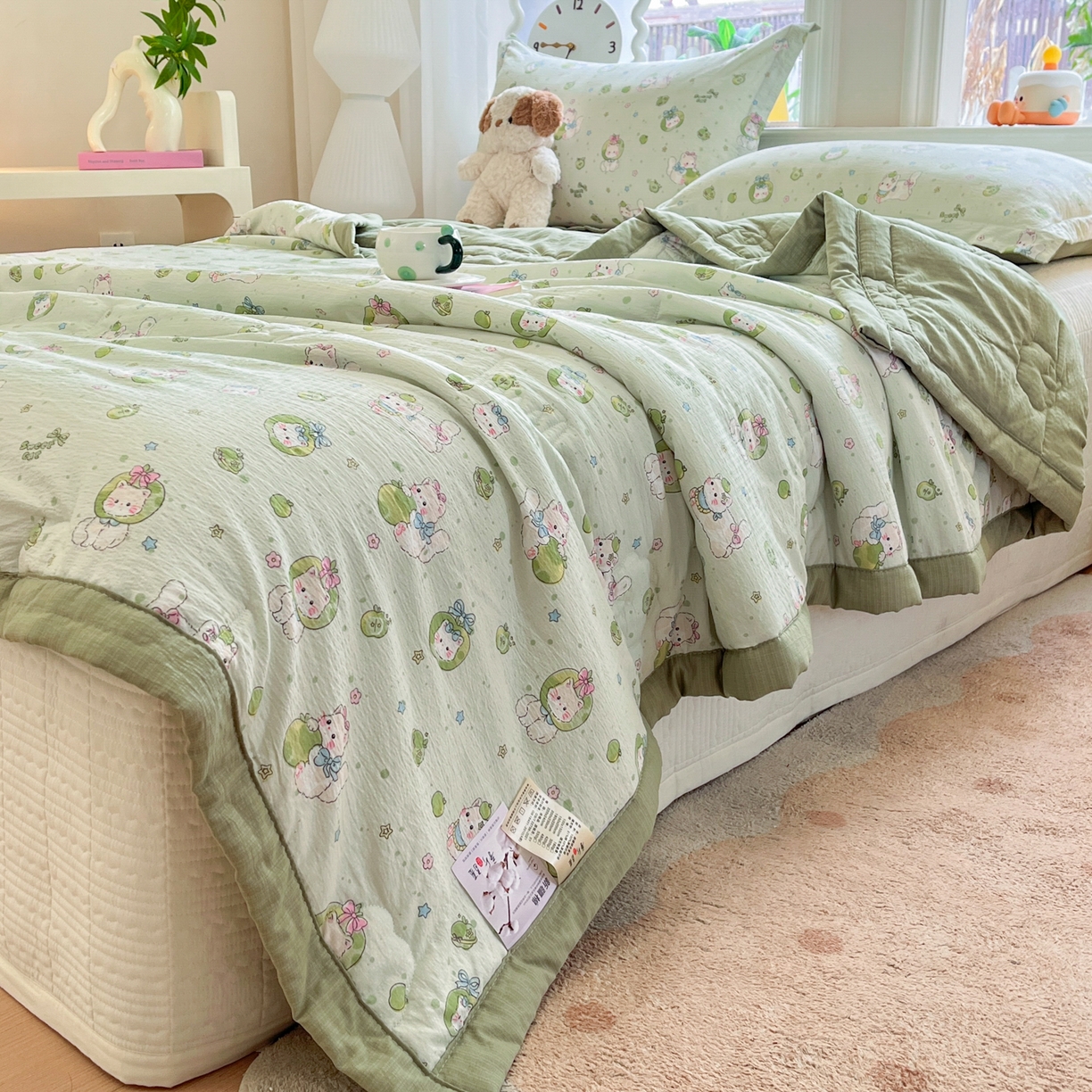 91家纺网 家纺一手货源 找家纺 优承佳生活馆 2026新款云感双层纱卡通小清新风格棉花夏被（提供买家秀） 青苹果猫咪