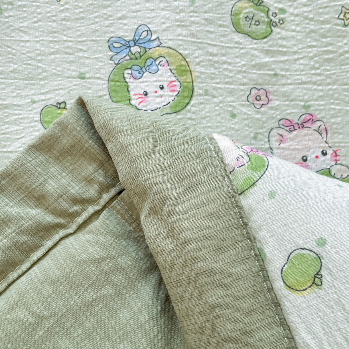 91家纺网 家纺一手货源 找家纺 优承佳生活馆 2026新款云感双层纱卡通小清新风格棉花夏被（提供买家秀） 青苹果猫咪