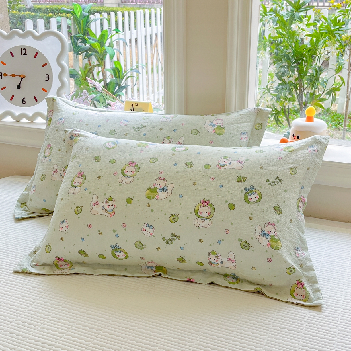 91家纺网 家纺一手货源 找家纺 优承佳生活馆 2026新款云感双层纱卡通小清新风格棉花夏被（提供买家秀） 青苹果猫咪