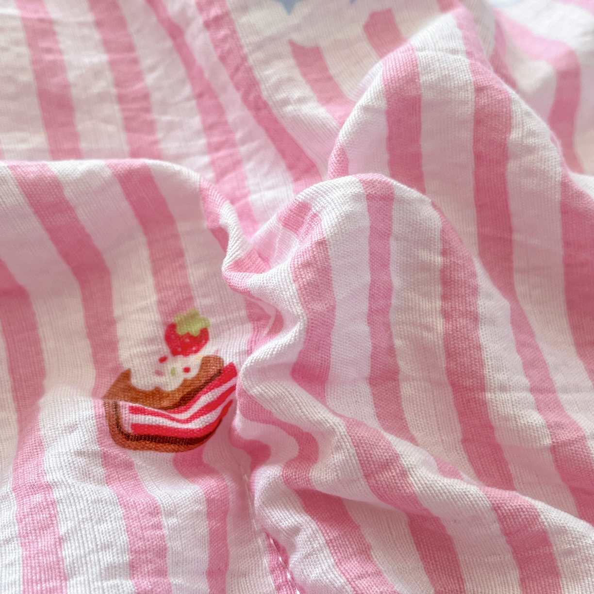 91家纺网 家纺一手货源 找家纺 优承佳生活馆 2026新款云感双层纱卡通小清新风格棉花夏被（提供买家秀） 甜点耶耶