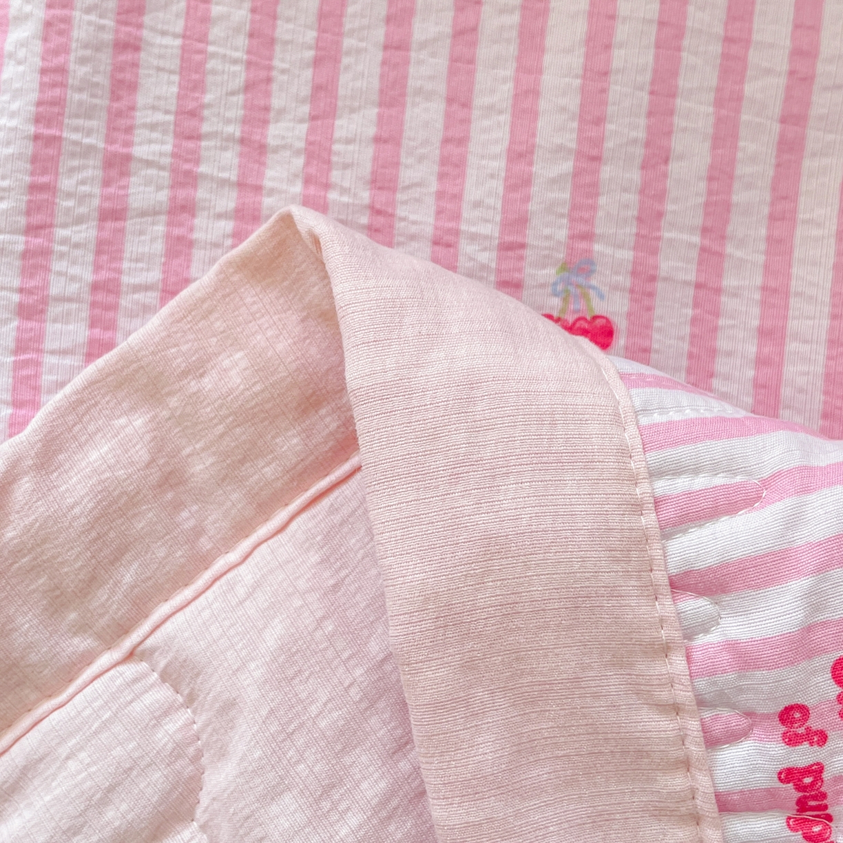 91家纺网 家纺一手货源 找家纺 优承佳生活馆 2026新款云感双层纱卡通小清新风格棉花夏被（提供买家秀） 甜点耶耶