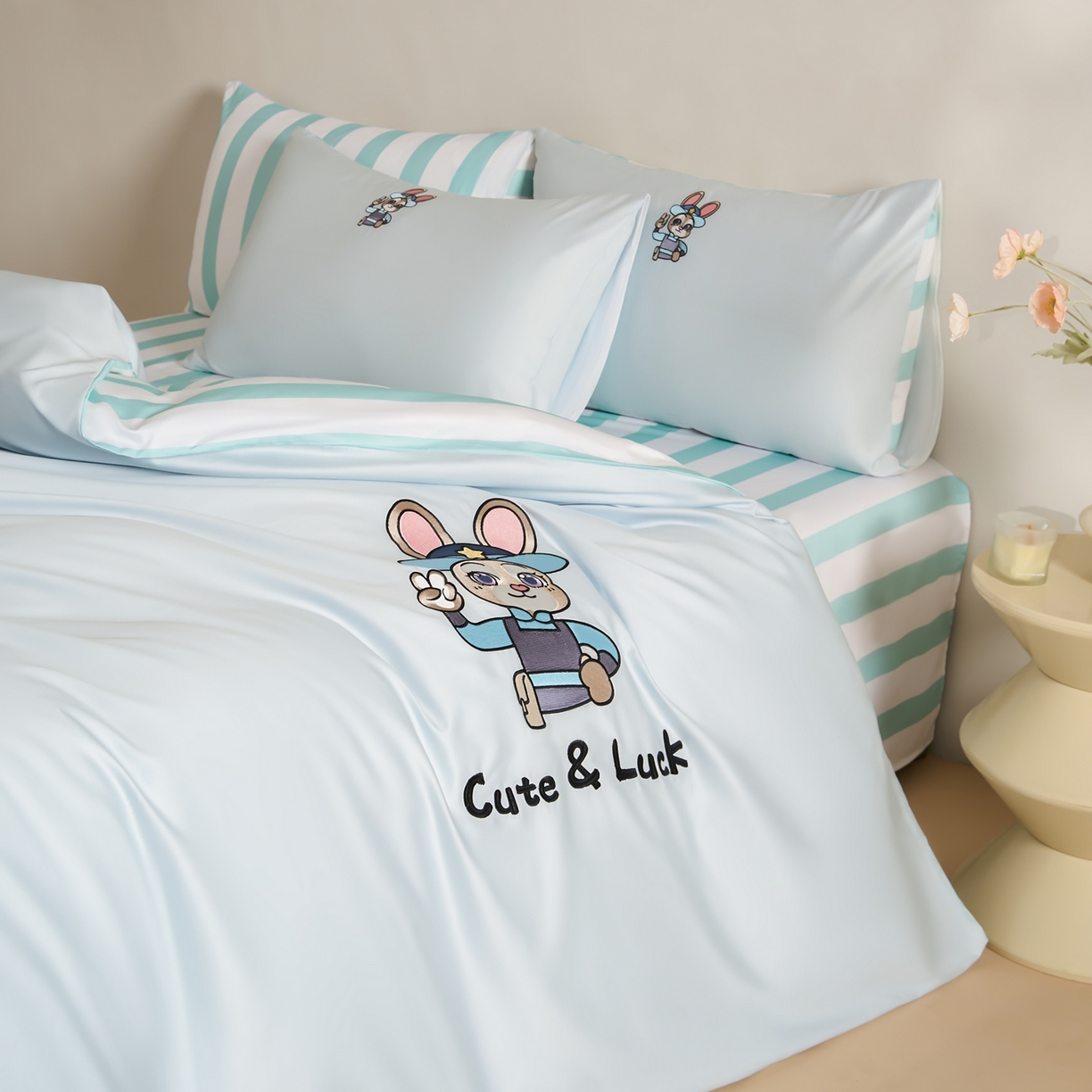 91家纺网 家纺一手货源 找家纺 慕尚家纺 2026春夏新款全棉纯棉50s贡缎绣花四件套 兔警官蓝