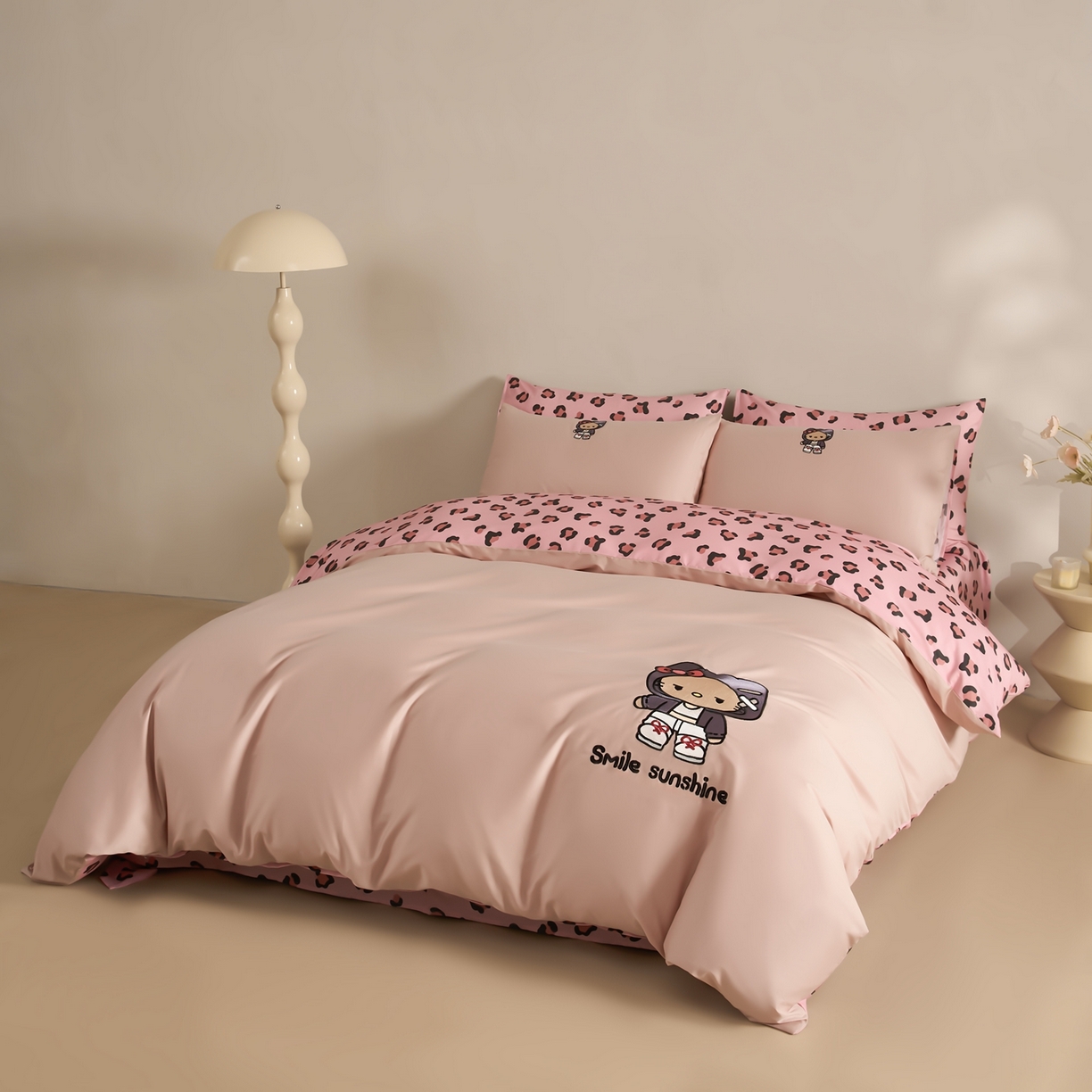 91家纺网 家纺一手货源 找家纺 慕尚家纺 2026春夏新款全棉纯棉50s贡缎绣花四件套 小喵粉豹纹