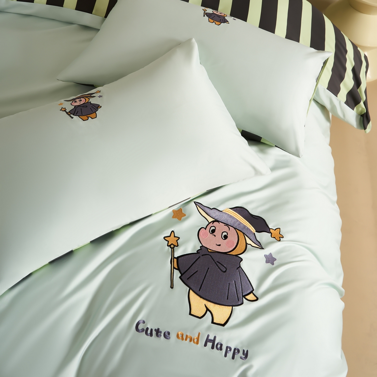 91家纺网 家纺一手货源 找家纺 慕尚家纺 2026春夏新款全棉纯棉50s贡缎绣花四件套 帽子星人绿