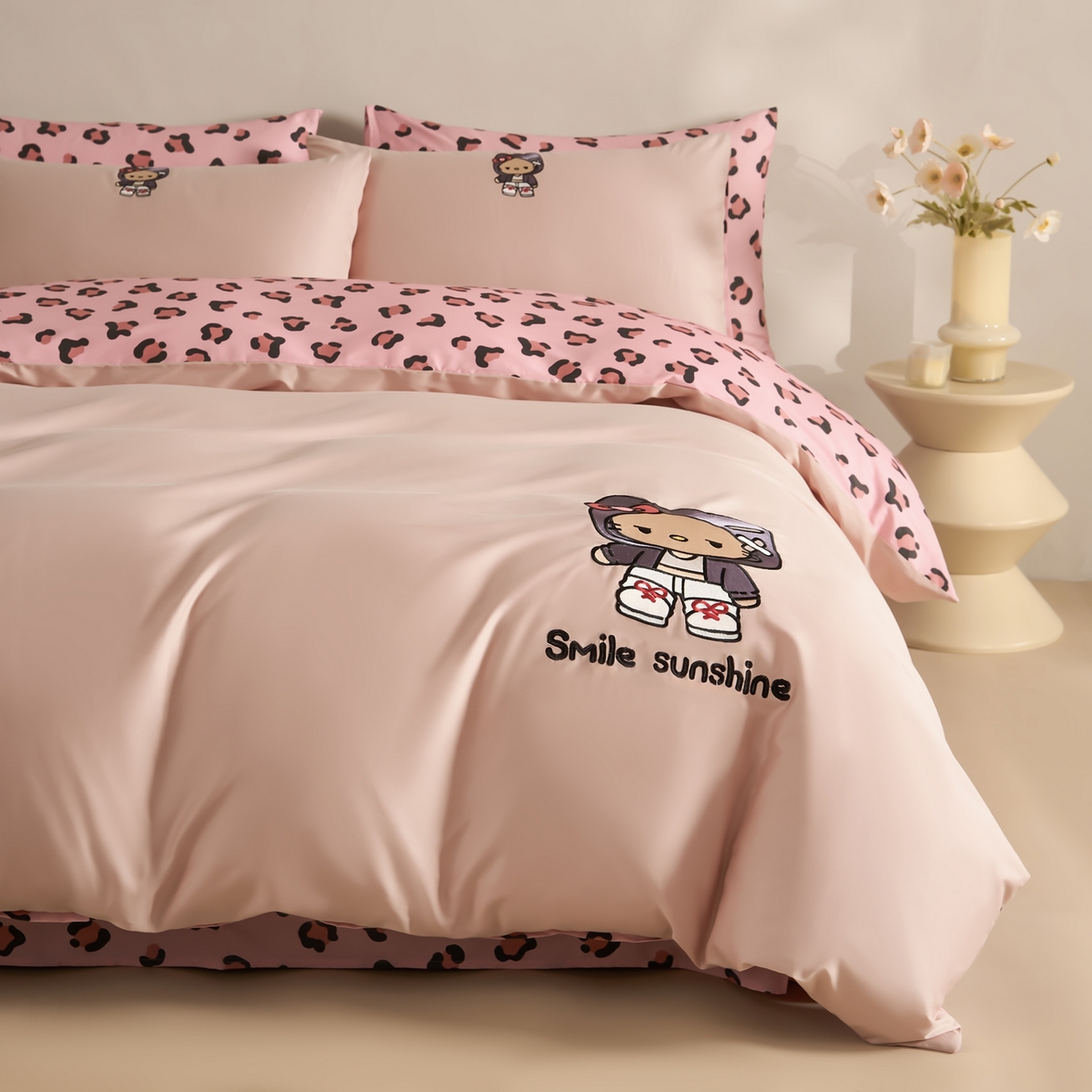 91家纺网 家纺一手货源 找家纺 慕尚家纺 2026春夏新款全棉纯棉50s贡缎绣花四件套 小喵粉豹纹