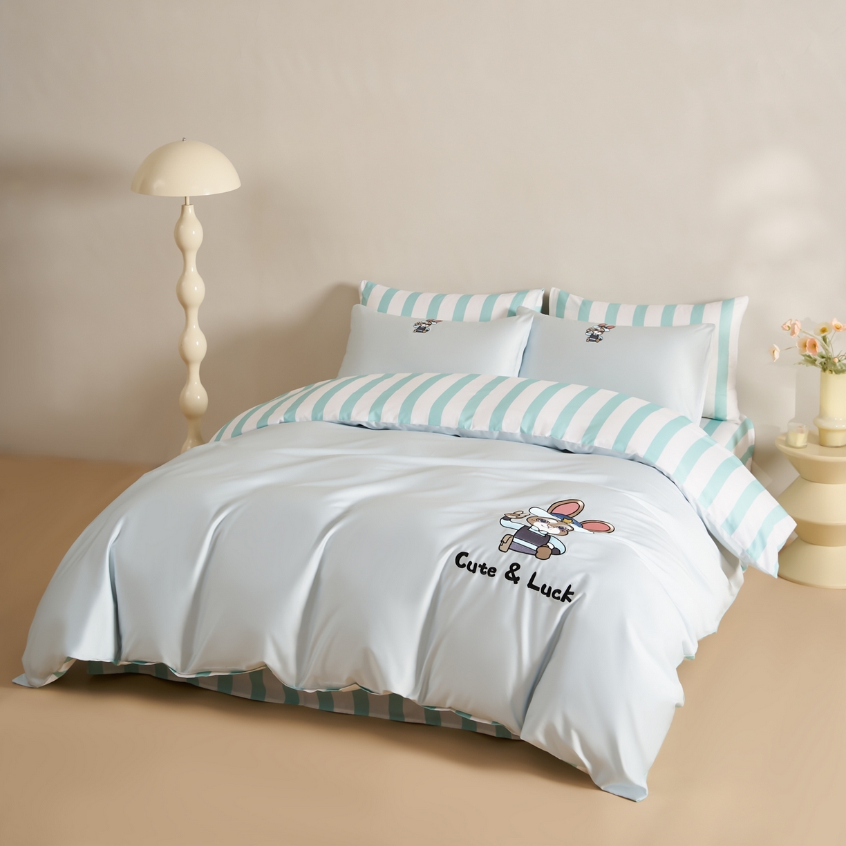 91家纺网 家纺一手货源 找家纺 慕尚家纺 2026春夏新款全棉纯棉50s贡缎绣花四件套 兔警官蓝