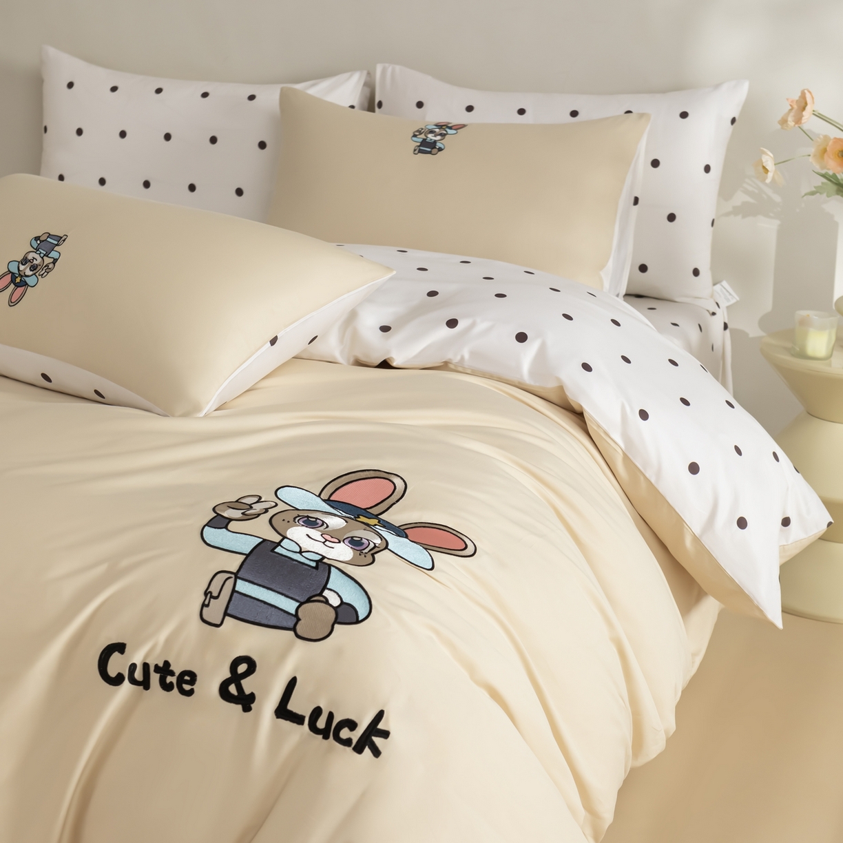 91家纺网 家纺一手货源 找家纺 慕尚家纺 2026春夏新款全棉纯棉50s贡缎绣花四件套 兔警官米咖