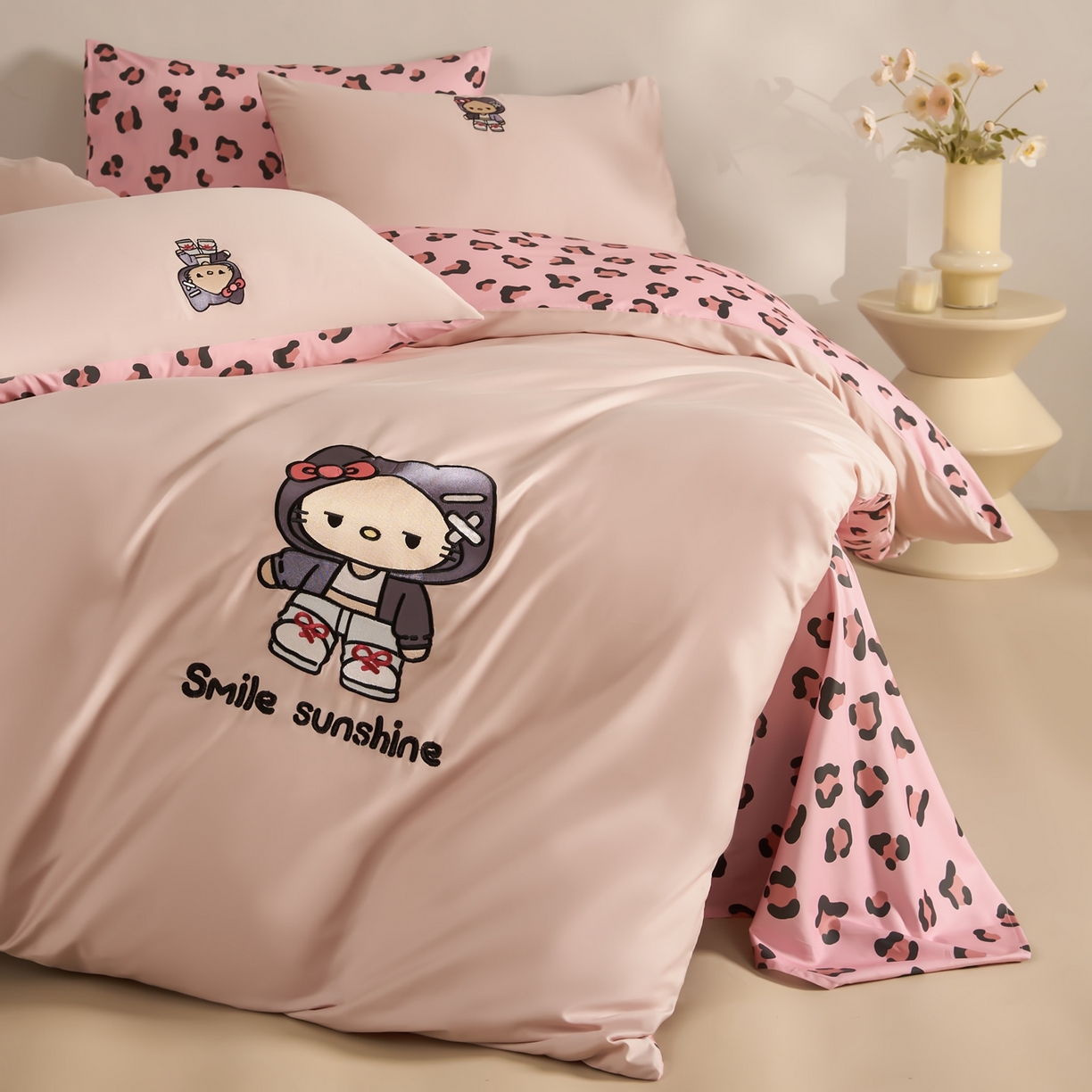 91家纺网 家纺一手货源 找家纺 慕尚家纺 2026春夏新款全棉纯棉50s贡缎绣花四件套 小喵粉豹纹