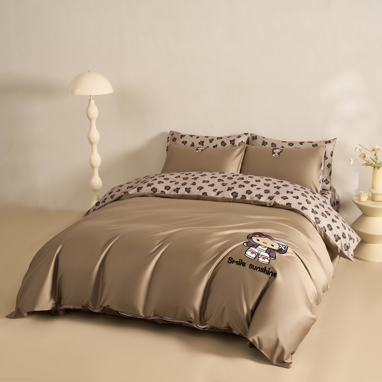 91家纺网 家纺一手货源 找家纺 慕尚家纺 2026春夏新款全棉纯棉50s贡缎绣花四件套 小喵咖豹纹