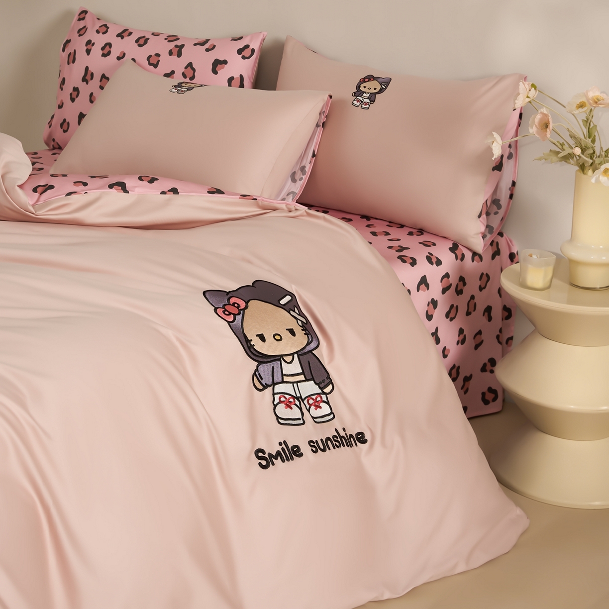 91家纺网 家纺一手货源 找家纺 慕尚家纺 2026春夏新款全棉纯棉50s贡缎绣花四件套 小喵粉豹纹