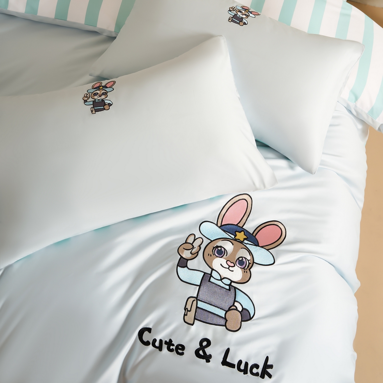 91家纺网 家纺一手货源 找家纺 慕尚家纺 2026春夏新款全棉纯棉50s贡缎绣花四件套 兔警官蓝