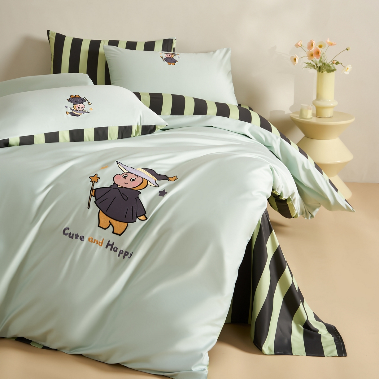 91家纺网 家纺一手货源 找家纺 慕尚家纺 2026春夏新款全棉纯棉50s贡缎绣花四件套 帽子星人绿